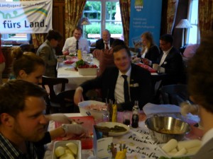 Beim Vorbereiten der bayerischen Brotzeit, am hinteren Tisch im Gespräch Klaus Adelt, SPD, Bezirksbäuerin Christine Singer und Martin Baumgärtner, Landesvorsitzender BJB