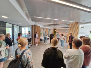 Die Gruppe der Hauptamtlichen der BJB steht im Foyer des LBD-Büros in Kulmbach