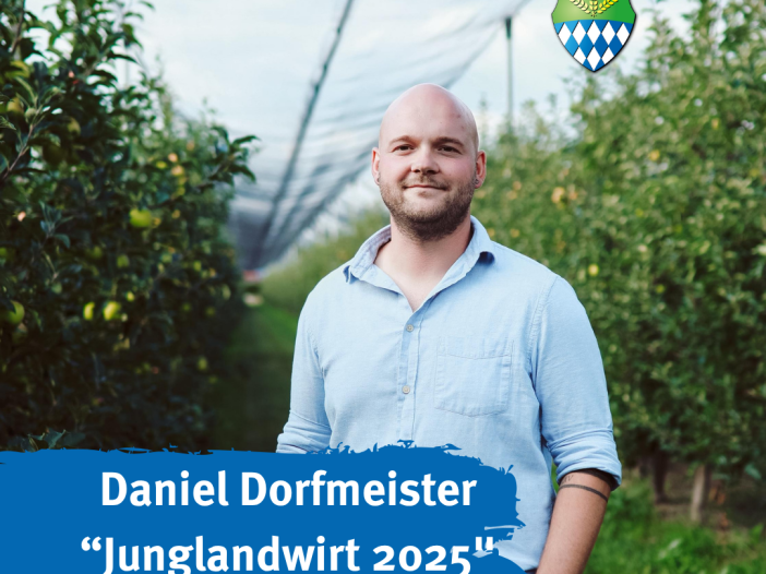 Daniel Dorfmeister steht in seinen Obstanbau