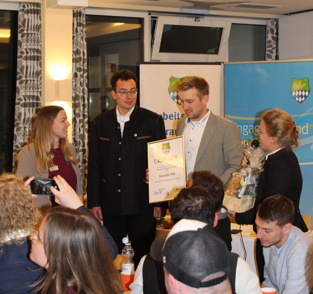 Benedikt Jall erhält das silberne Ehrenzeichen