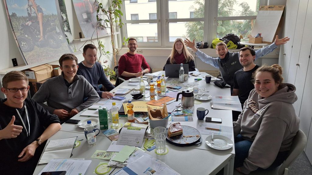 Mitglieder der BJB Bezirksvorstandschaft Oberbayern sitzen um einen Tisch