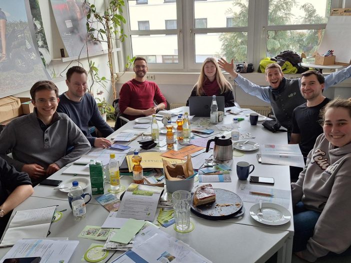 Mitglieder der BJB Bezirksvorstandschaft Oberbayern sitzen um einen Tisch