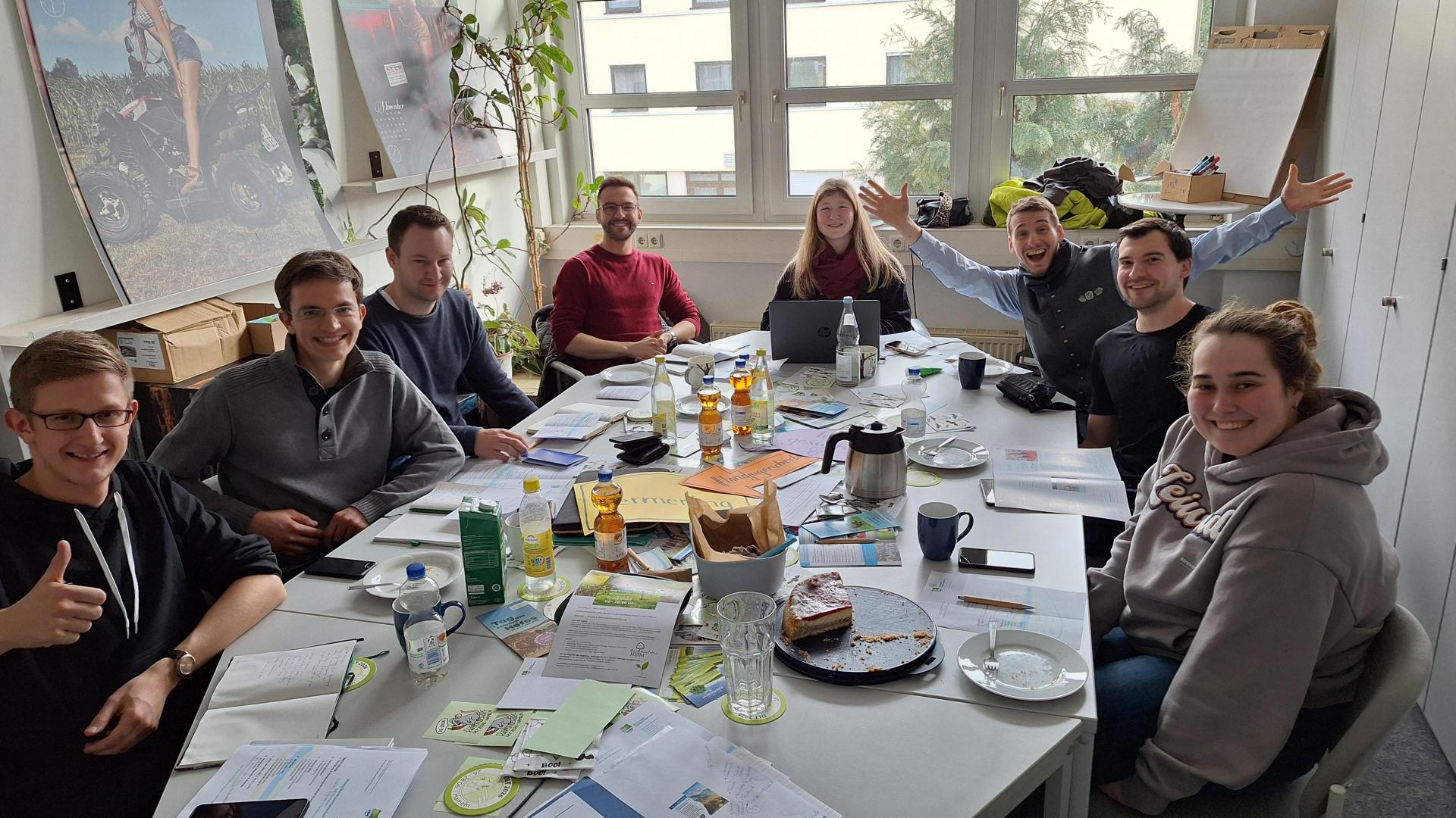 Mitglieder der BJB Bezirksvorstandschaft Oberbayern sitzen um einen Tisch