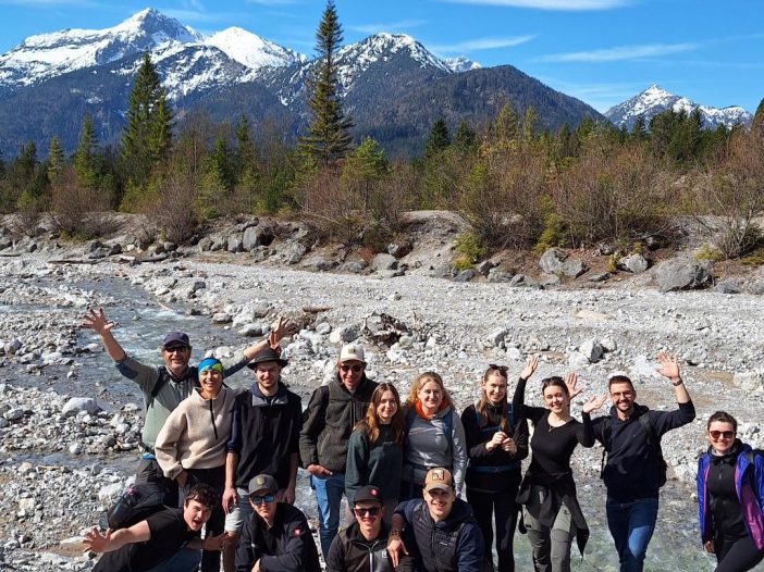eine Gruppe von Teilnehmern in Wanderklamotten im Friedergrieß bei Grainau