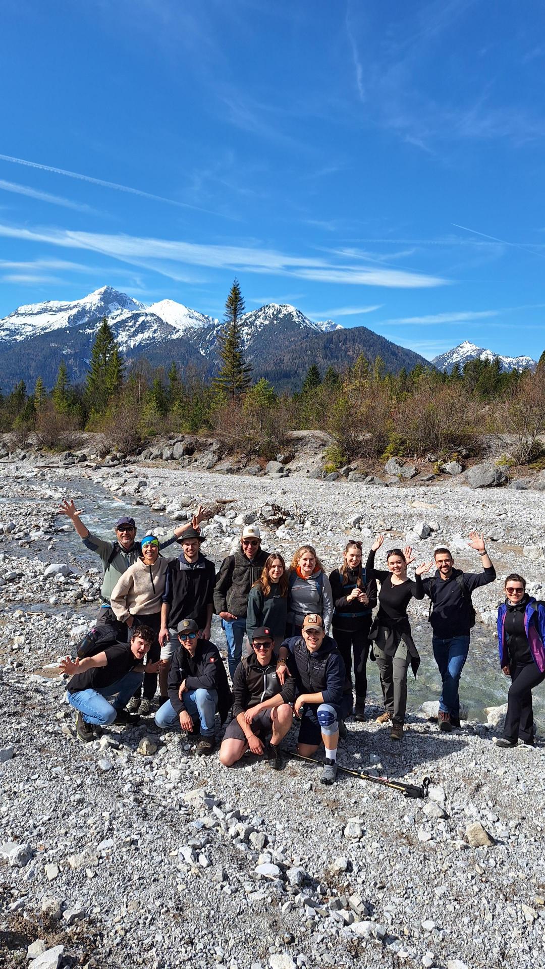 eine Gruppe von Teilnehmern in Wanderklamotten im Friedergrieß bei Grainau