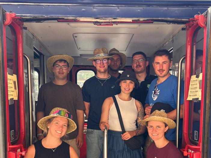 eine Reisegruppe der BJB ist mit dem Sonderzug mitgefahren - ein besonderes Erlebnis, hier sieht man die Gruppe in der Zugtüre