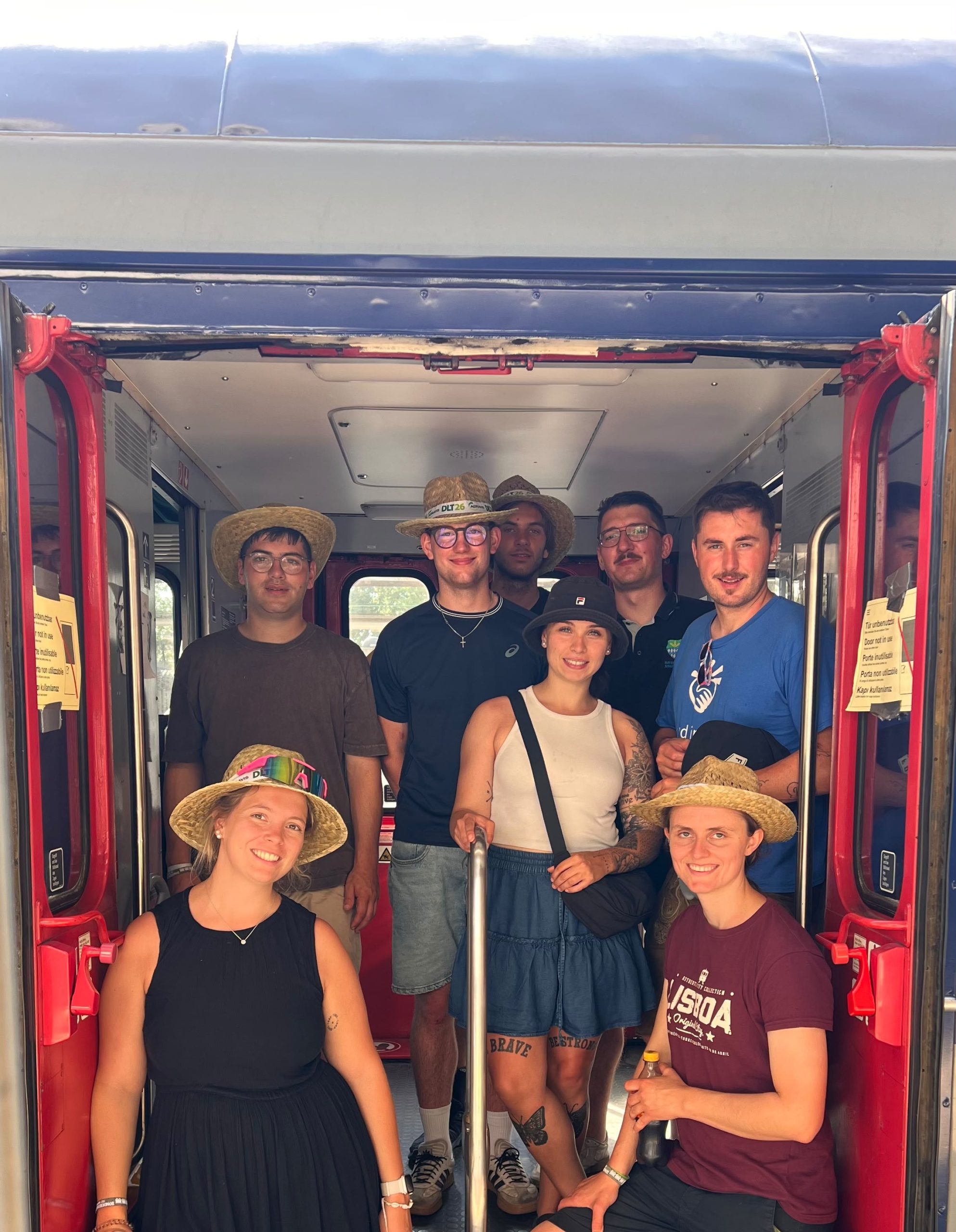 eine Reisegruppe der BJB ist mit dem Sonderzug mitgefahren - ein besonderes Erlebnis, hier sieht man die Gruppe in der Zugtüre