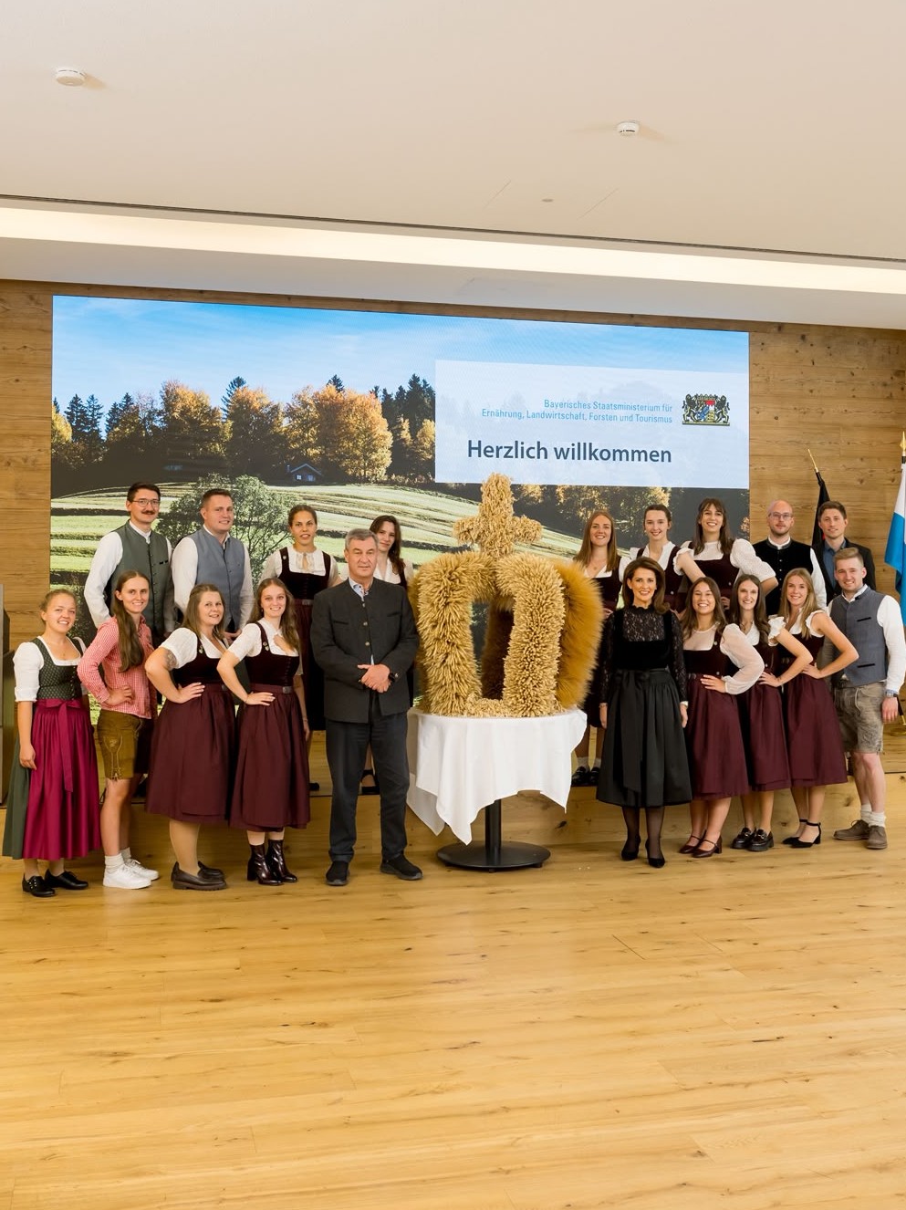 Die Dirndlschaft Markt Einersheim, eine BJB-Gruppe, zusammen mit BJB-Landesvorstand auf Gruppenbild mit Erntekrone und Ministerpräsident Söder und Ministerin Kaniber