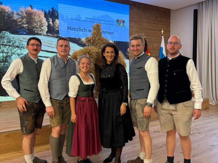 Die Gruppe der BJB, mit unseren Landesvorsitzenden Walli und Thomas, mit der Landwirtschaftsministerin Michaela Kaniber