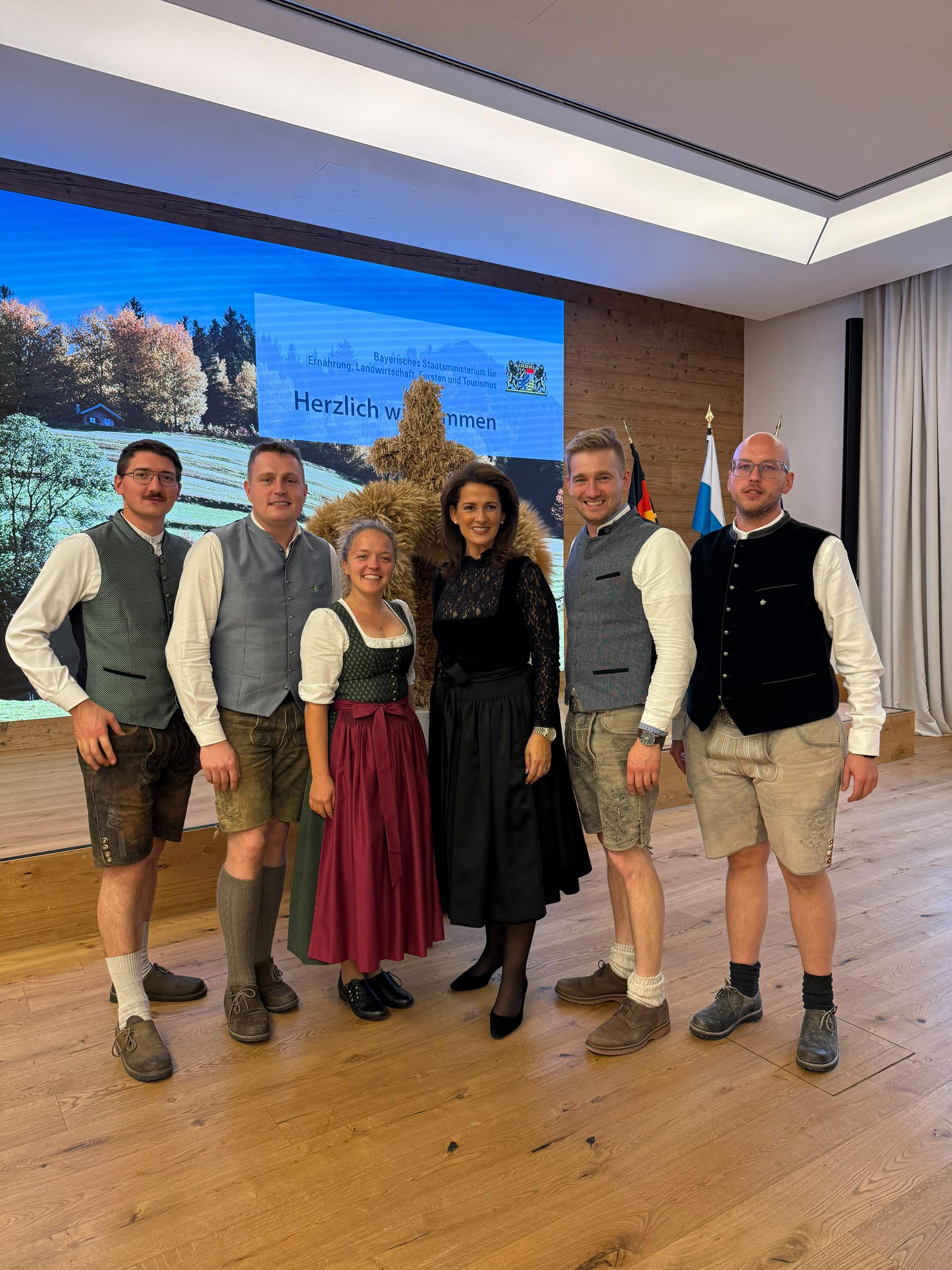 Die Gruppe der BJB, mit unseren Landesvorsitzenden Walli und Thomas, mit der Landwirtschaftsministerin Michaela Kaniber